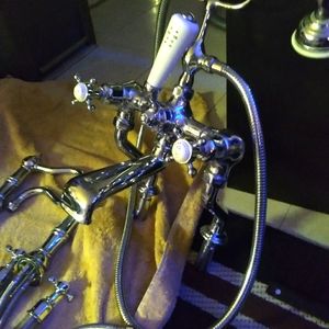 BATHROOM FAUCETTE TUB SHOWER ACCESSORIES.